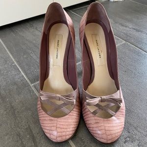 Marc Jacobs main line crocodile suede leather pink taupe high heel pumps Sz 38